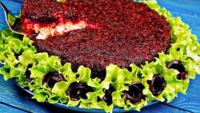 Селедка под шубой «по новому» на Новый год! Потрясающая идея оформления салата