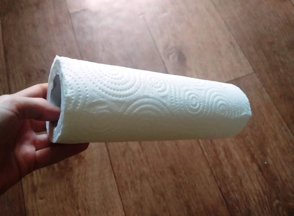 Много лет делаю так! Кладу в ящики холодильника салфетки. Скажу 3 причины, после которых вы будете так делать