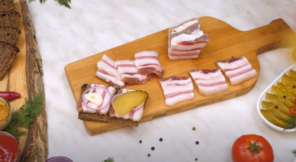 Сало в рассоле холодным способом! Как посолить подчеревок и свиную грудку в рассоле