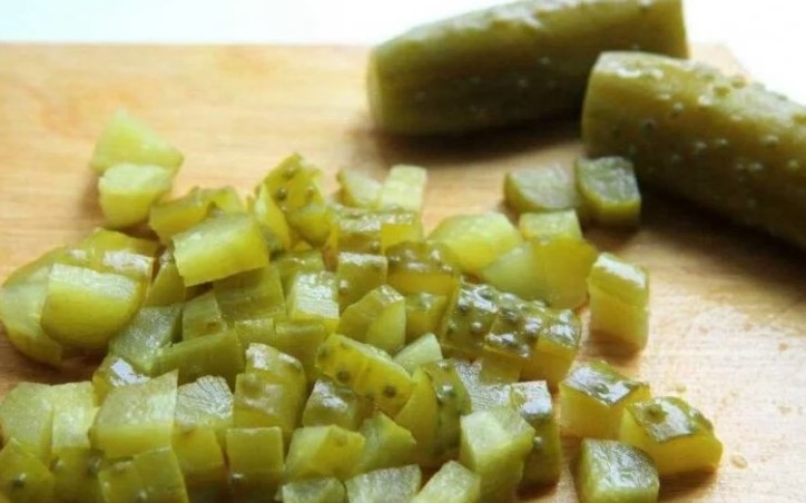 Если помутнели и вздулись огурцы в банке, не спешите их выбрасывать. Рассказываю, что с ними можно сделать