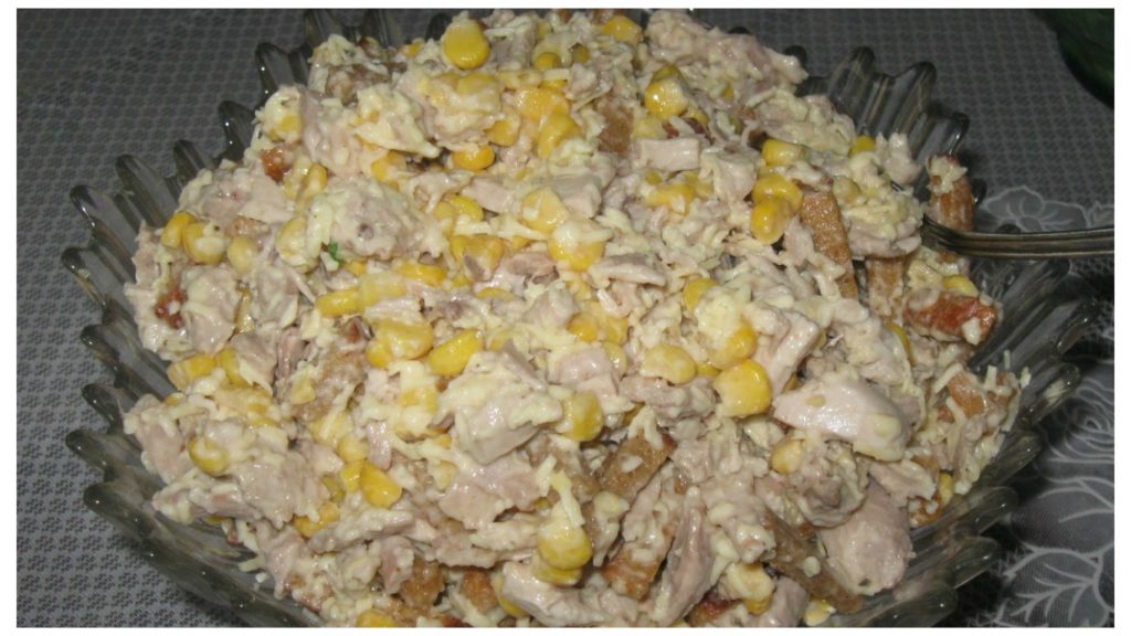 Салат «Добрая теща» — очень вкусный. Безумно вкусный салат для ежедневного меню и не только. В нем все продукты просто идеально сочетаются между собой, а перчик с паприкой придают ему особенную пикантность.