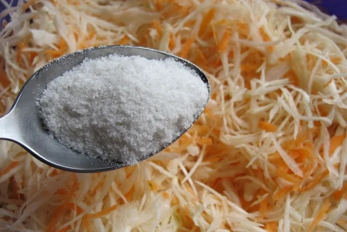 Неожиданная добавка при квашении капусты, которая делает ее в разы вкуснее и ароматнее