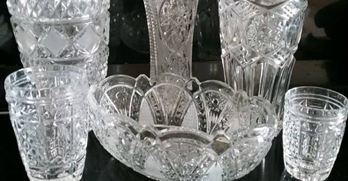 Особенно ценился хрусталь. Считалось, чем больше его в серванте, тем богаче дом. Сейчас в чулане место занимает. Особенно ценился хрусталь. Считалось, чем больше его в серванте, тем богаче дом. Сейчас в чулане место занимает.