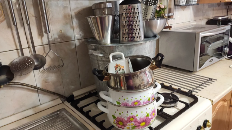 Выварила кастрюли по рецепту из 90-х. Блестят, как новые