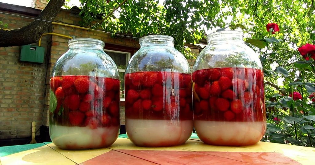 Вкуснейшая ягодная наливка под названием «Четыре стакана»: банку перевернуть только не забудьте