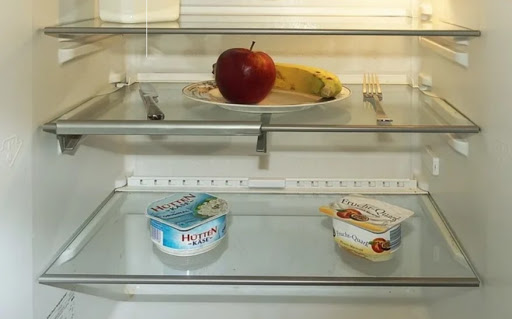 Муж упрекнул маленькой зарплатой. Жена не растерялась и поделила полки в холодильнике