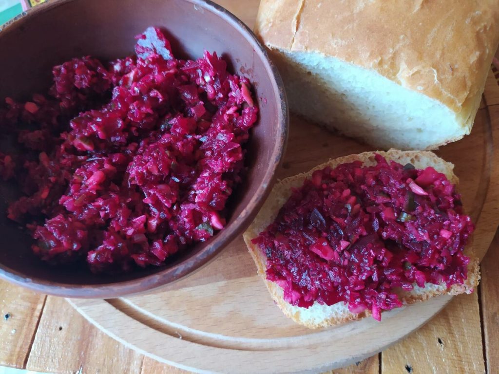 Показываю, ту самую бабушкину тетрадь с рецептами. И рецепт вкусной закуски из свеклы из тетради