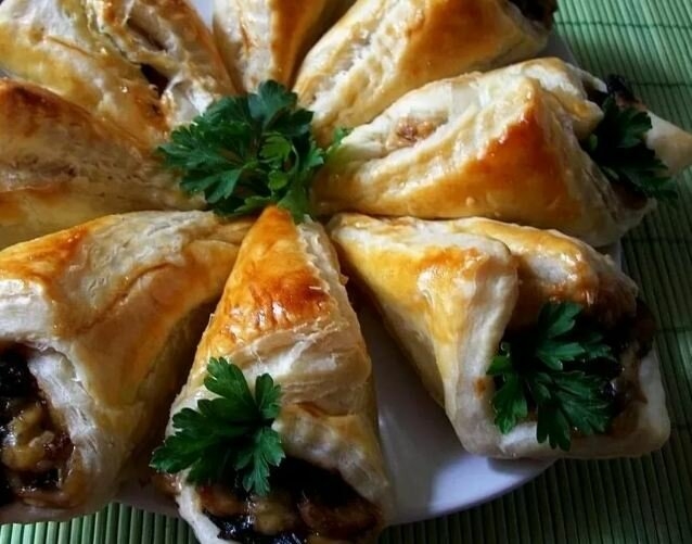 Новогодние горячие закуски: грибные кулёчки в трех вариантах