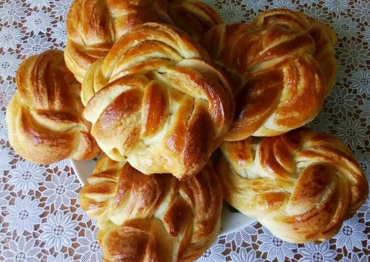 "Турецкое" тесто универсальное - для пышнейшего хлеба, нежных булочек и тоненьких лепешек. Недавно узнала вот такой рецепт очень быстрого, простого и удивительного теста. Практически не требует вымеса, хорошо подходит, доступные и бюджетные ингредиенты, а какая легкая формовка! Вы тоже удивитесь.