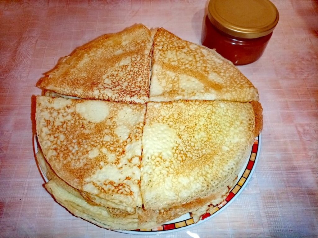 Блинчики кружевные с дырочками на теплой воде - проще не бывает. Приготовить блины можно из чего угодно. Все приходит с опытом. У меня и без молока вот такая красота получается.