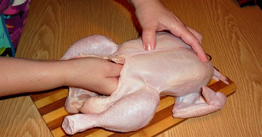 Как сделать обычную курицу королевой праздничного стола? Подсказки, которые выручат, когда на деликатесы не хватает средств. Оценят даже самые требовательные гости.