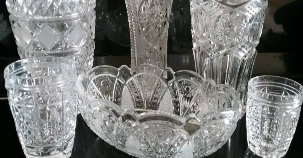 Особенно ценился хрусталь. Считалось, чем больше его в серванте, тем богаче дом. Сейчас в чулане место занимает. Любимая посуда советского прошлого, до которой сейчас никому нет дела.