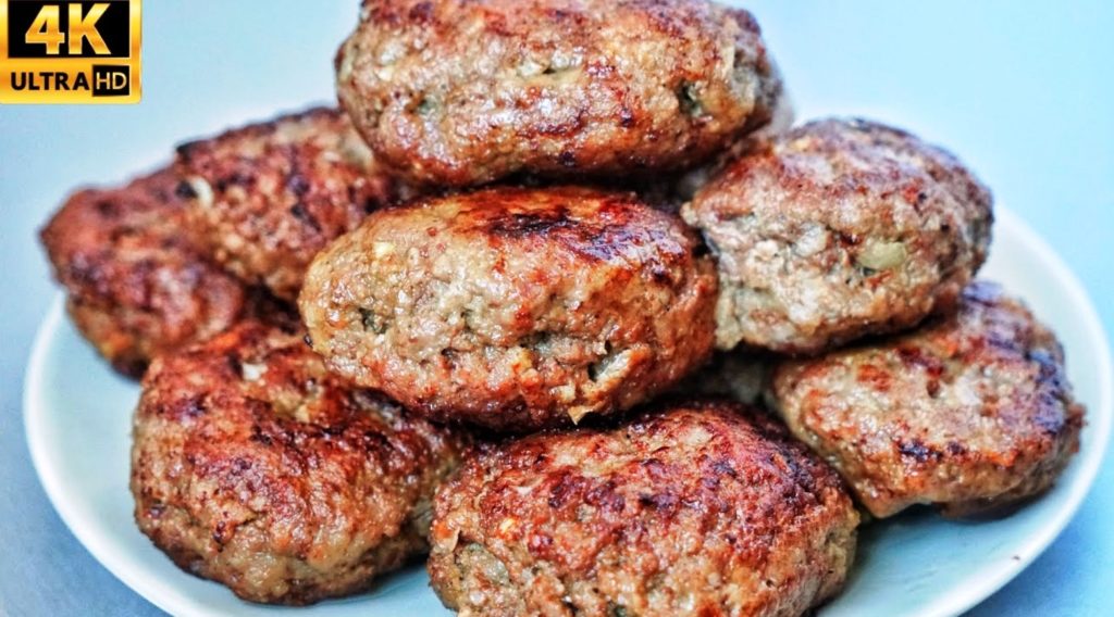 Беру 500 грамм фарша, 15 минут и гора котлет на столе, без возни и жарки. Мамин быстрый рецепт