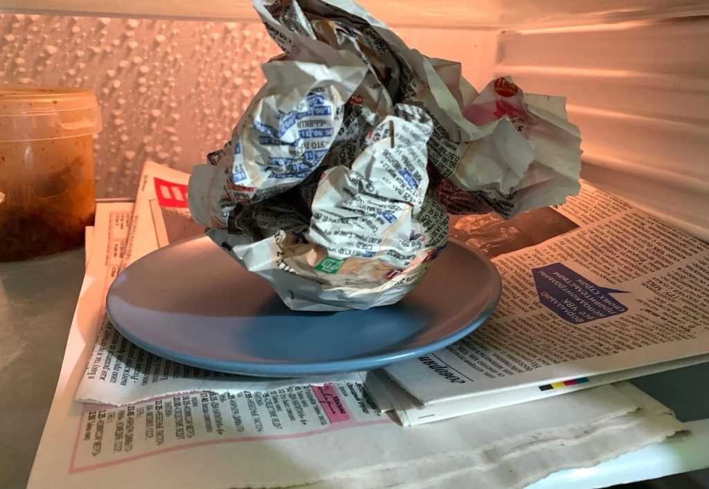 Почему я кладу мокрую газету в холодильник. Жалко, что раньше не знала об этом способе