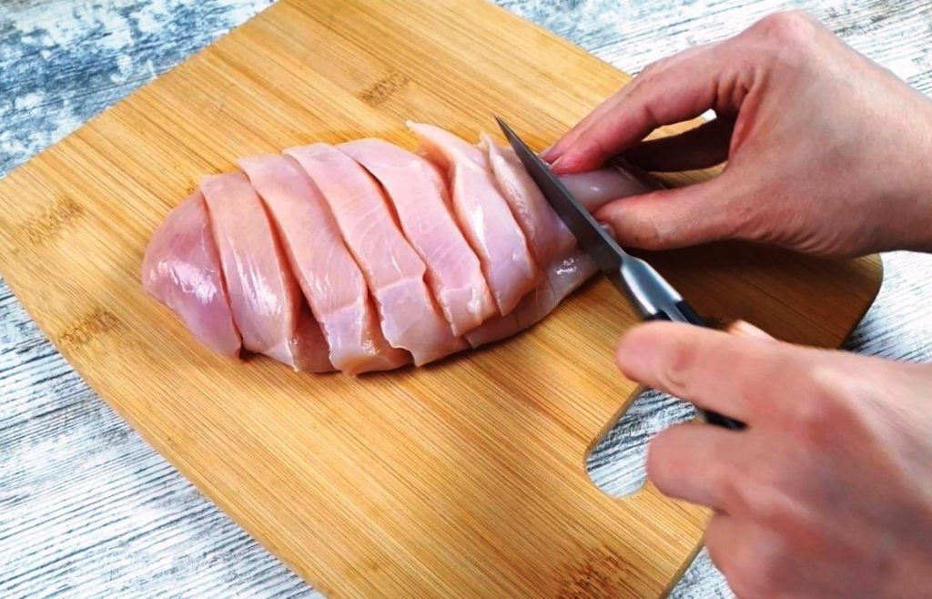 Просто делаю надрез на куриной грудке и получается очень сочно и вкусно!