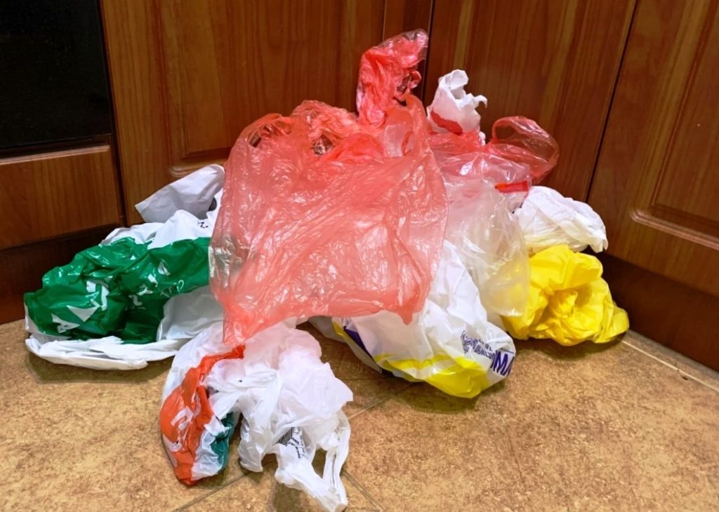 Пристроила целую накопившуюся гору пакетов. Показываю, какую полезность я придумала