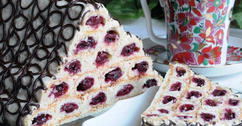 Наконец-то выбрала, какой торт подать на новогодний стол. Просто, красиво и вкусно. Гости будут в восторге! ТРИ РЕЦЕПТА ТОРТА С ВИШНЯМИ НА ЛЮБОЙ СЛУЧАЙ: ОТ ПРАЗДНИКА ДО ПРОСТОГО ЧАЕПИТИЯ