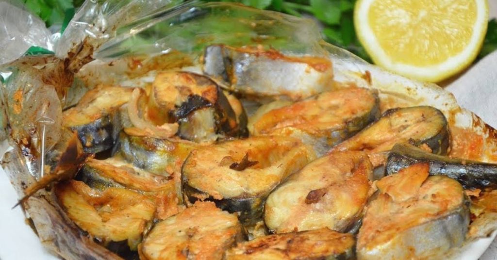 Всё еще запекаешь с картошкой под слоем майонеза? Хватит переводить продукт. ИЗУМИТЕЛЬНАЯ РЫБКА С ЛУКОМ В ДУХОВКЕ — И НИЧЕГО ЛИШНЕГО.