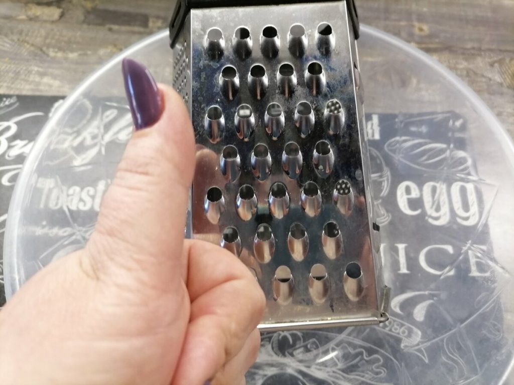 Расскажу про необычное использование терки. Теперь продукты не "летят" по всей кухне