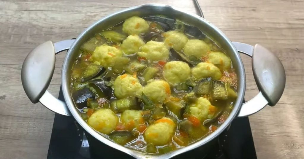 Бабушка учила меня, как готовить разные блюда. Но это запомнилось мне больше всего, потому что на овощной супчик мы собирались всей семьей и обедали вместе.