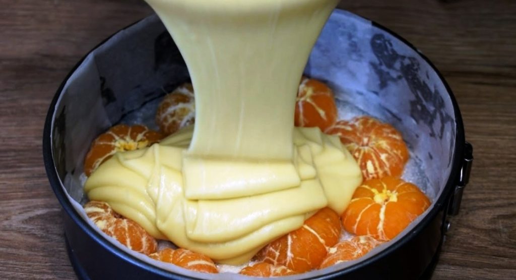 Мама научила готовить только так. Просто беру свежие мандарины и заливаю их тестом