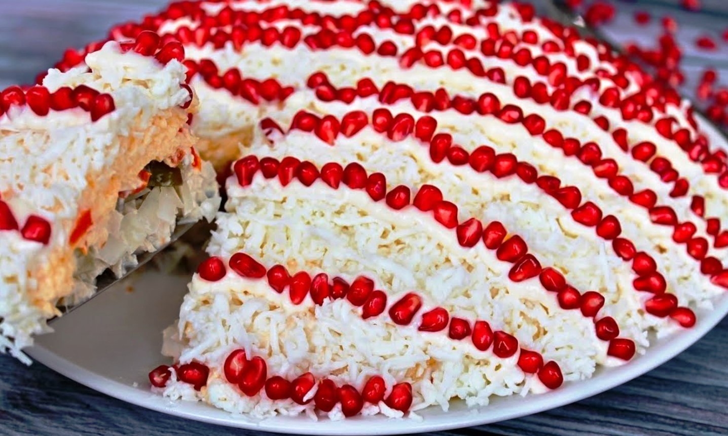 Салат «Бусы на снегу». Ну очень вкусно, устоять невозможно Салат «Бусы на снегу». Ну очень вкусно, устоять невозможно