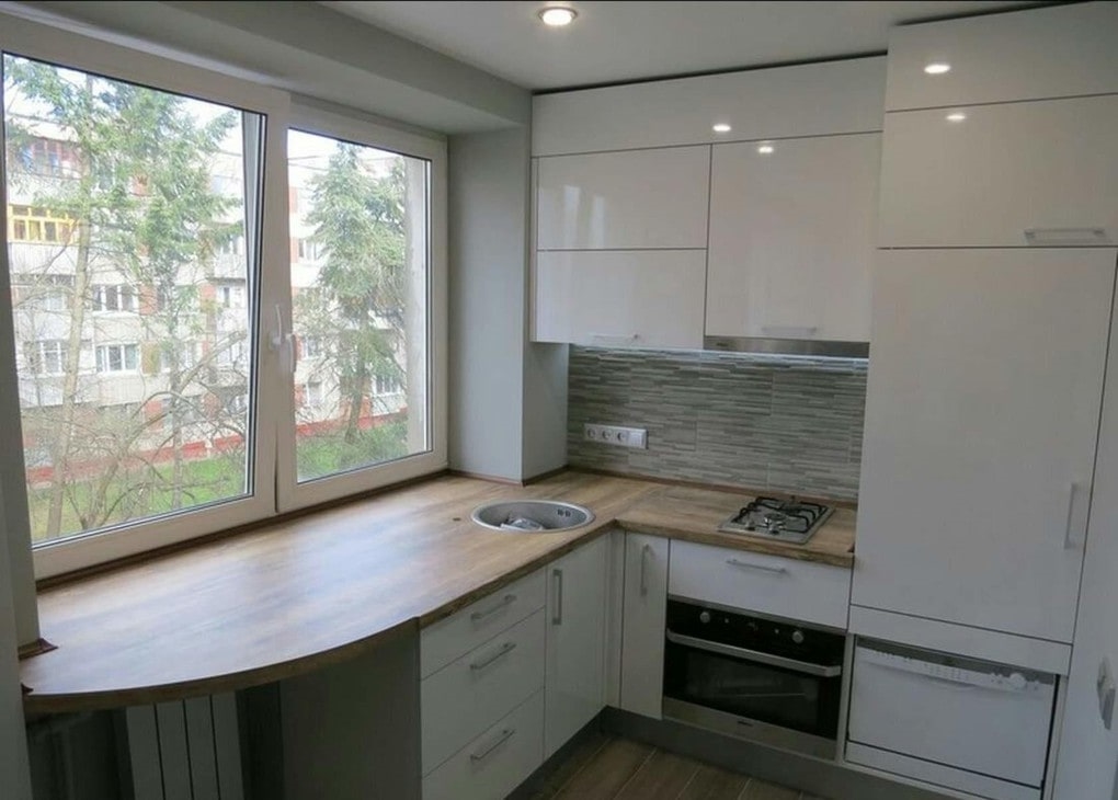 Как использовать зону подоконника, чтобы увеличить полезную площадь кухни