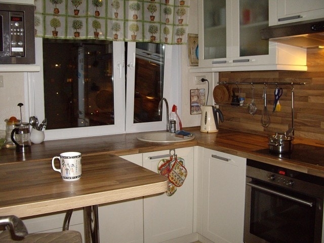 Как использовать зону подоконника, чтобы увеличить полезную площадь кухни