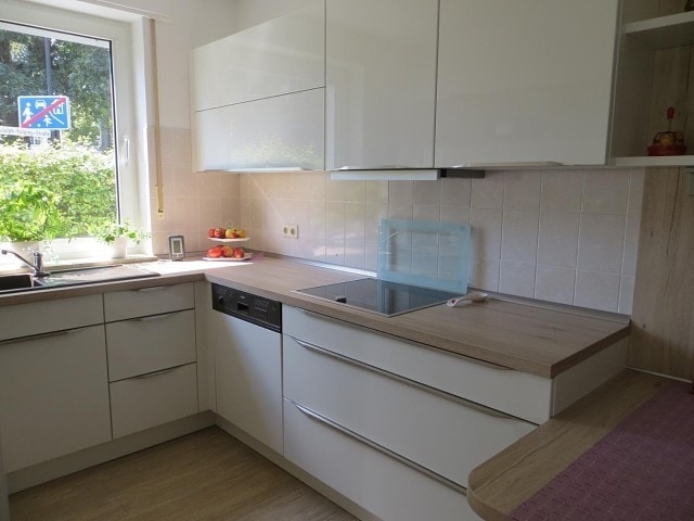 Как использовать зону подоконника, чтобы увеличить полезную площадь кухни