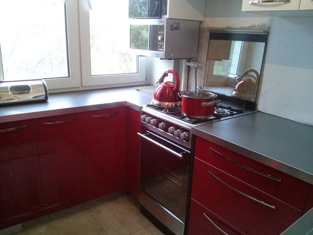 Как использовать зону подоконника, чтобы увеличить полезную площадь кухни