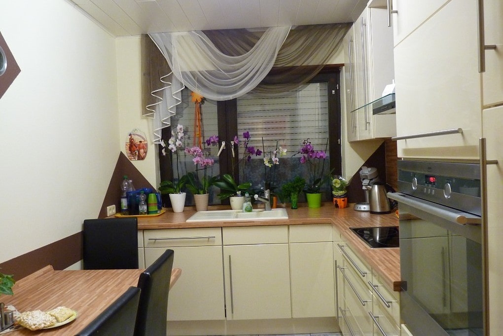 Как использовать зону подоконника, чтобы увеличить полезную площадь кухни