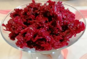 Полезная закуска из сырой свеклы и моркови. Обожают ее все без исключения!