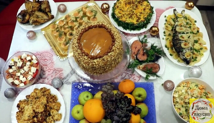 Как всего за 1500 рублей накрыть праздничный стол на Новый год. Готовлю вкусное, бюджетное меню Как всего за 1500 рублей накрыть праздничный стол на Новый год. Готовлю вкусное, бюджетное меню