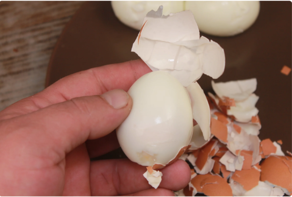 Сотрудница советской столовой подсказала, как варить яйца, чтобы они чистились за несколько секунд без холодной воды